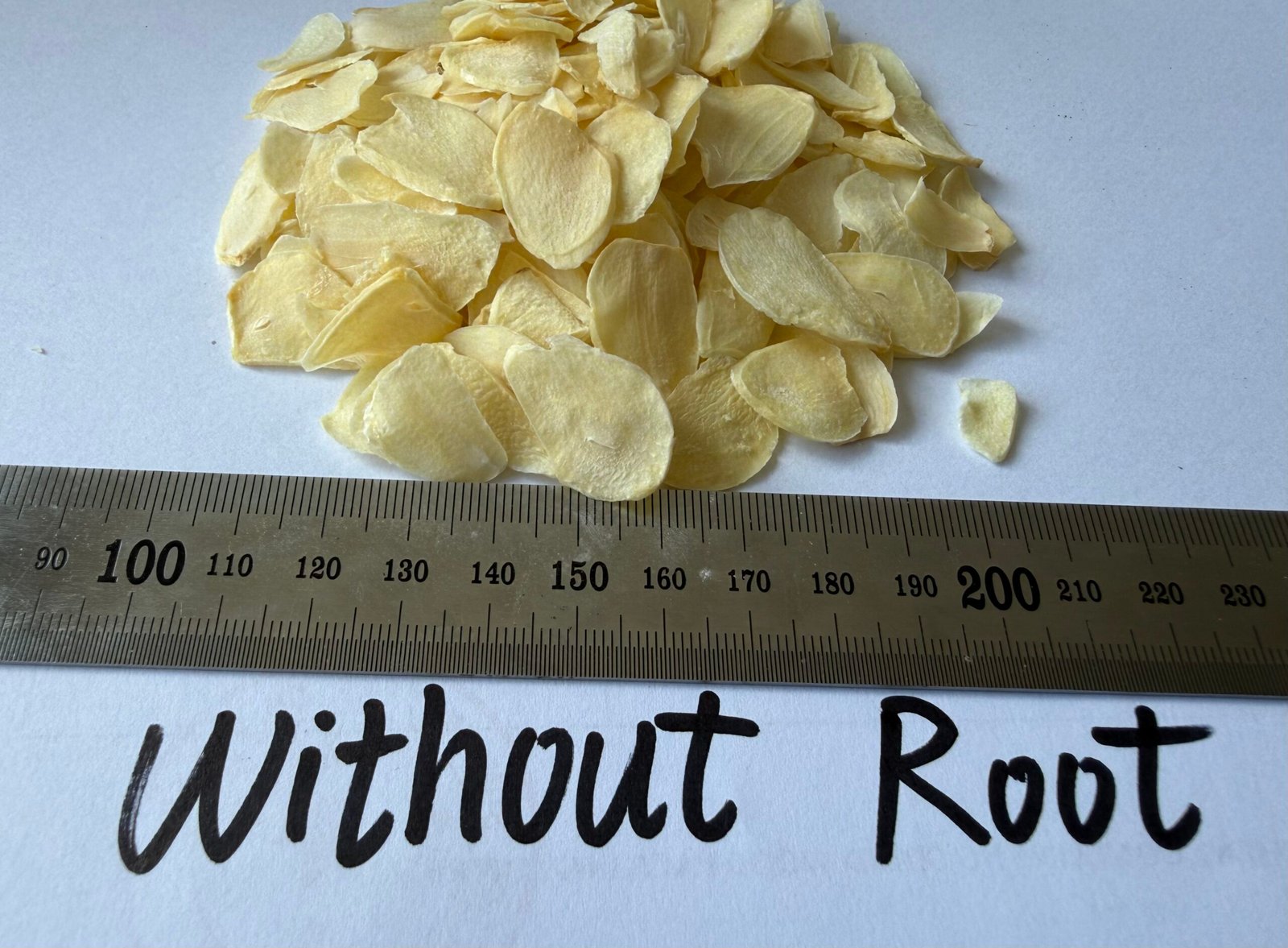 Dehydrated Garlic Flakes without roots